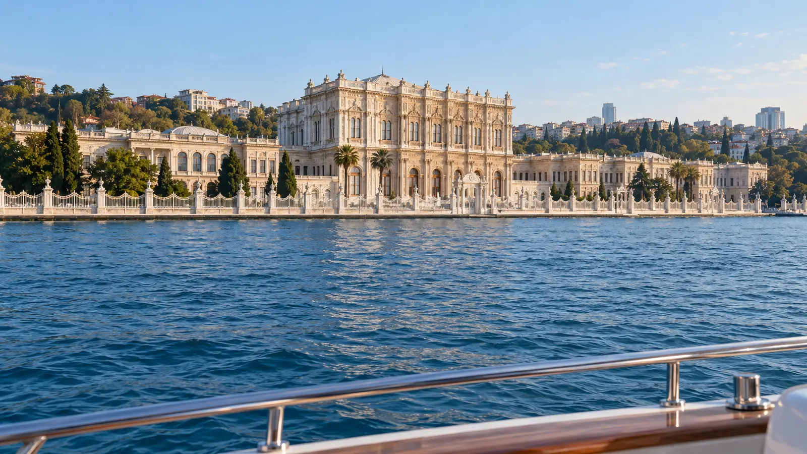 Dolmabahçe Sarayı’nın İstanbul Boğazı’ndan görünümünü betimleyen kapak görseli